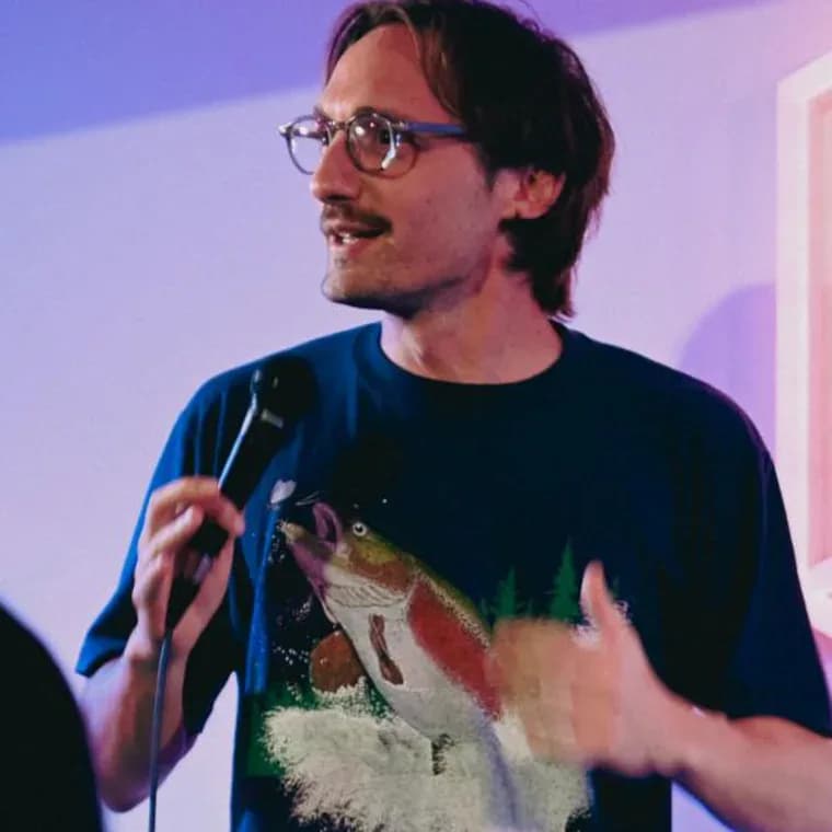 Humoriste sur la scène du Kidology Comedy Club