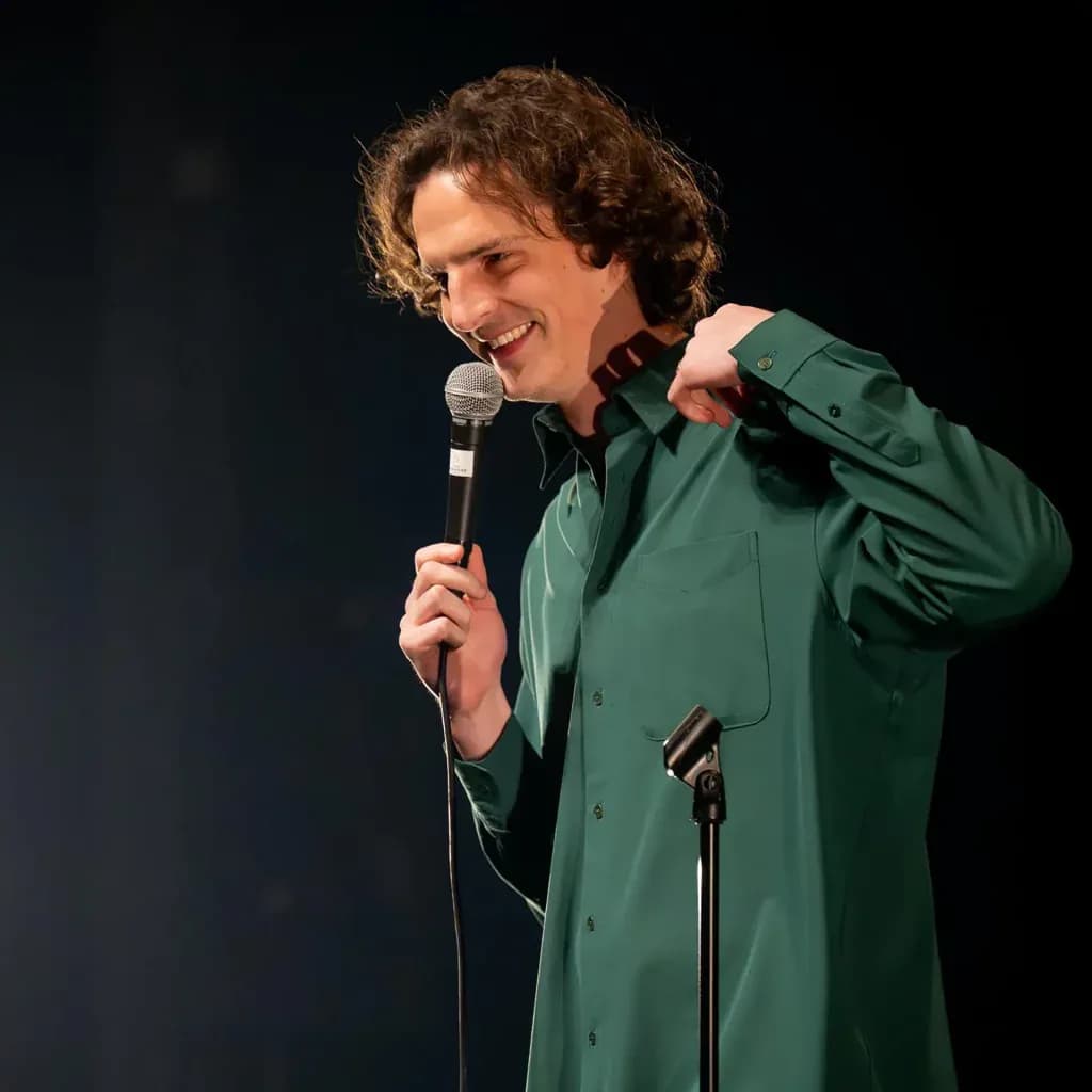 Humoriste sur la scène du Kidology Comedy Club
