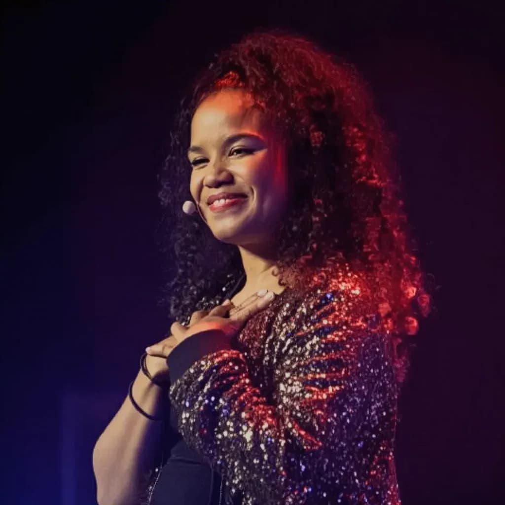 Humoriste sur la scène du Kidology Comedy Club