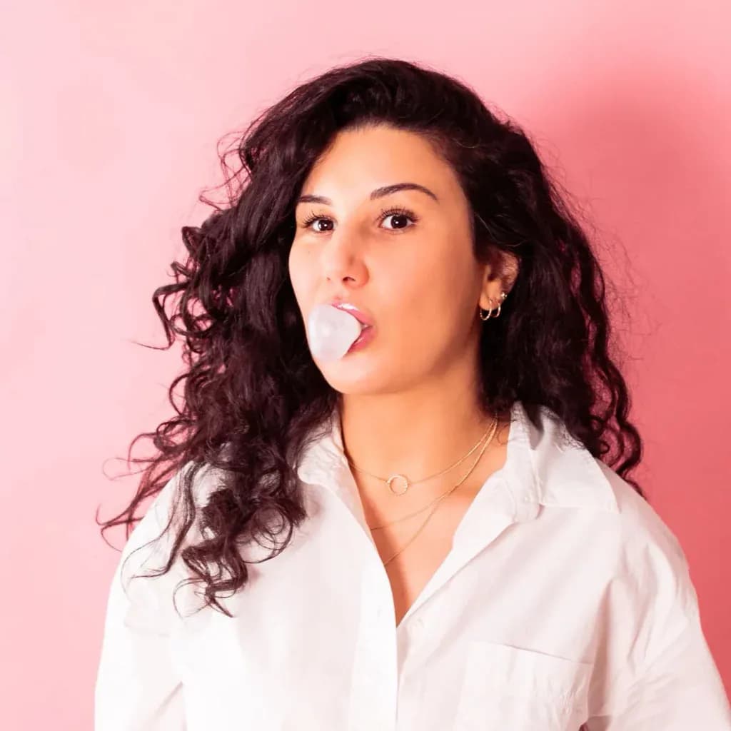 Humoriste sur la scène du Kidology Comedy Club