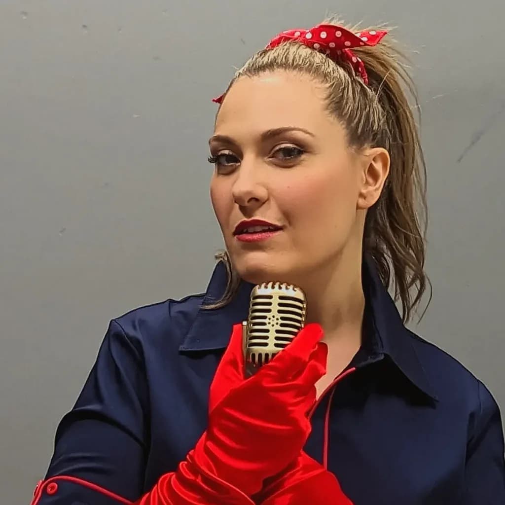 Humoriste sur la scène du Kidology Comedy Club