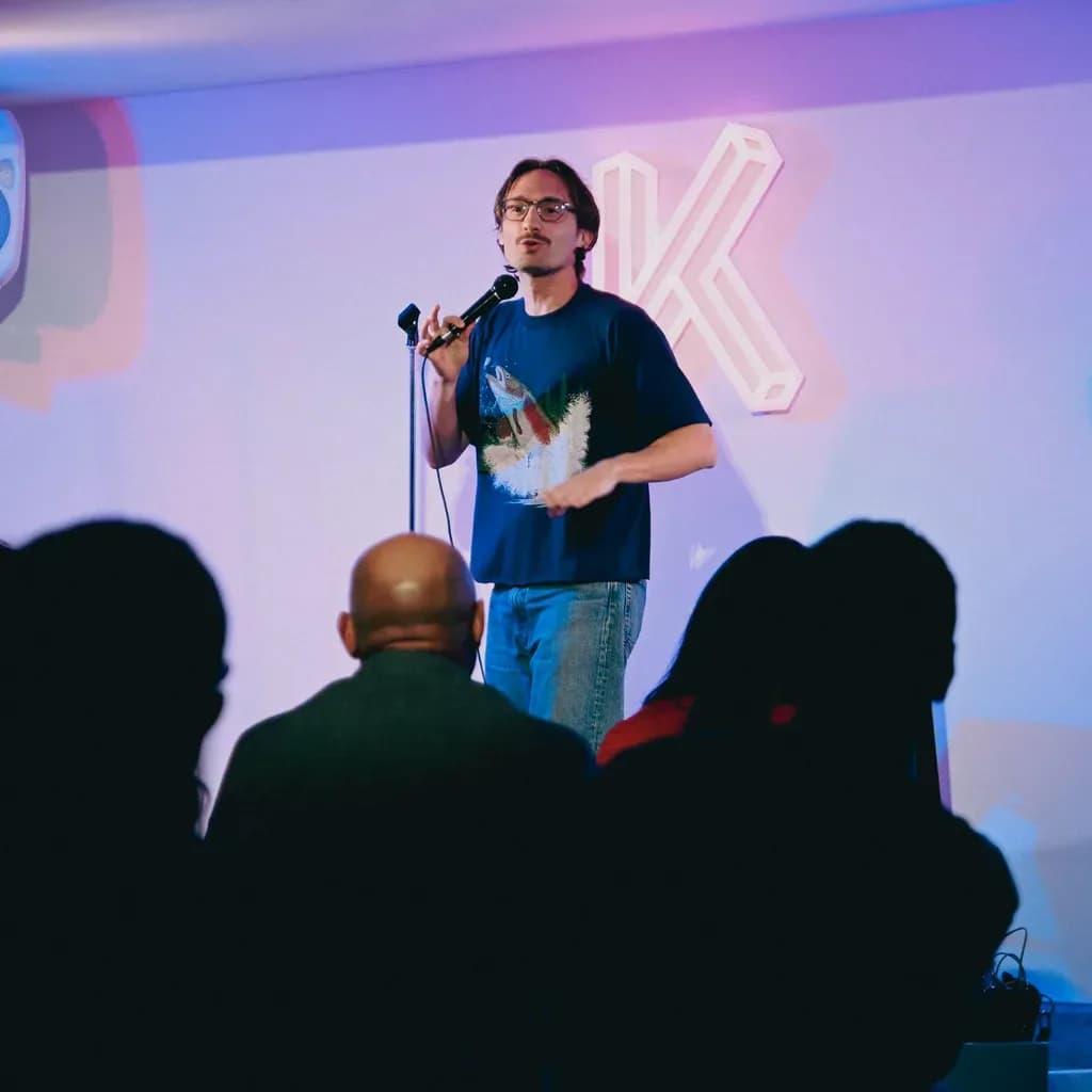Humoriste sur la scène du Kidology Comedy Club