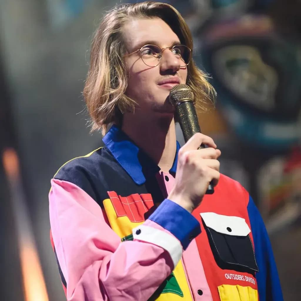 Humoriste sur la scène du Kidology Comedy Club