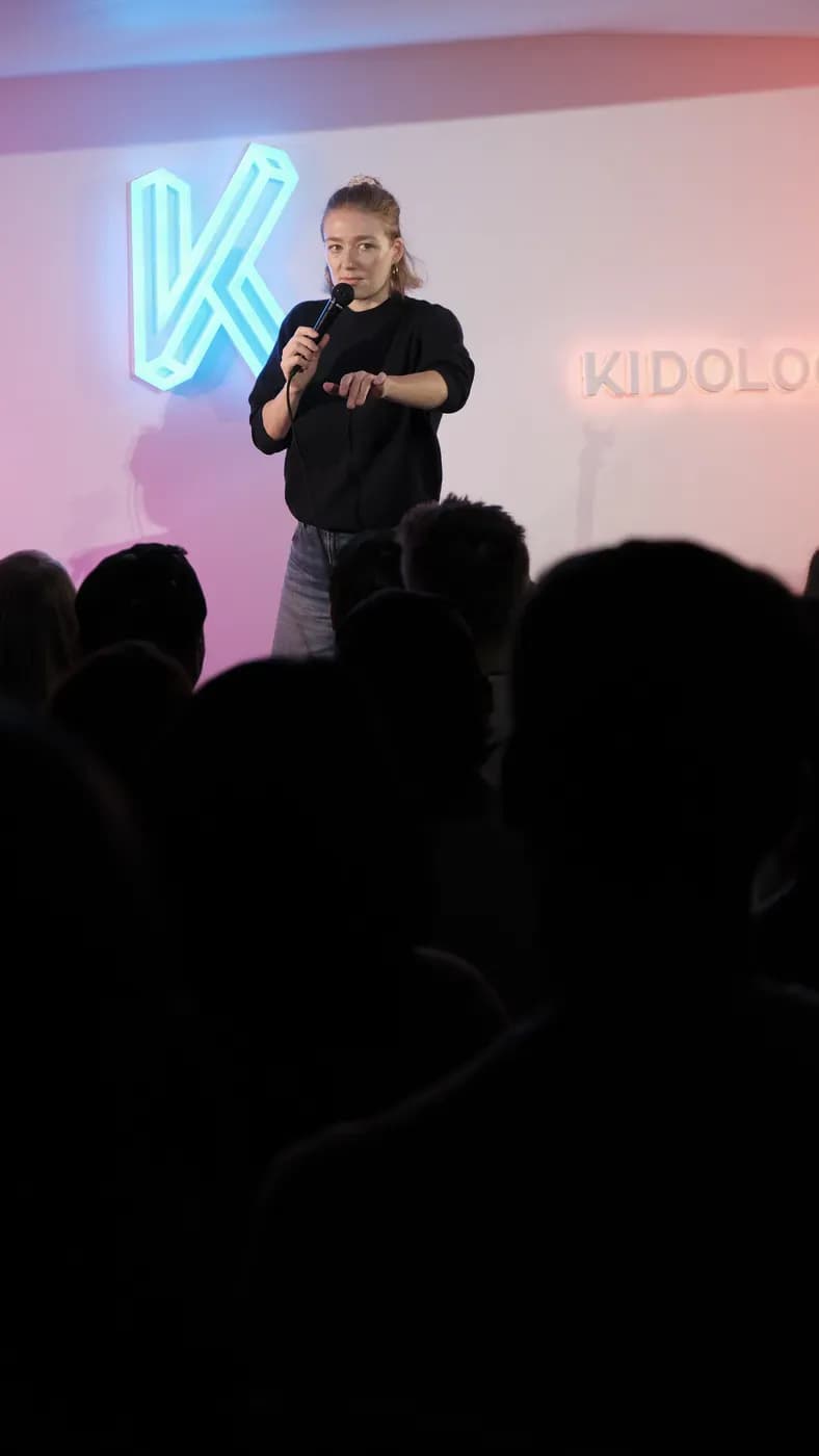Un plateau du comedy club Kidology, sous le K néon