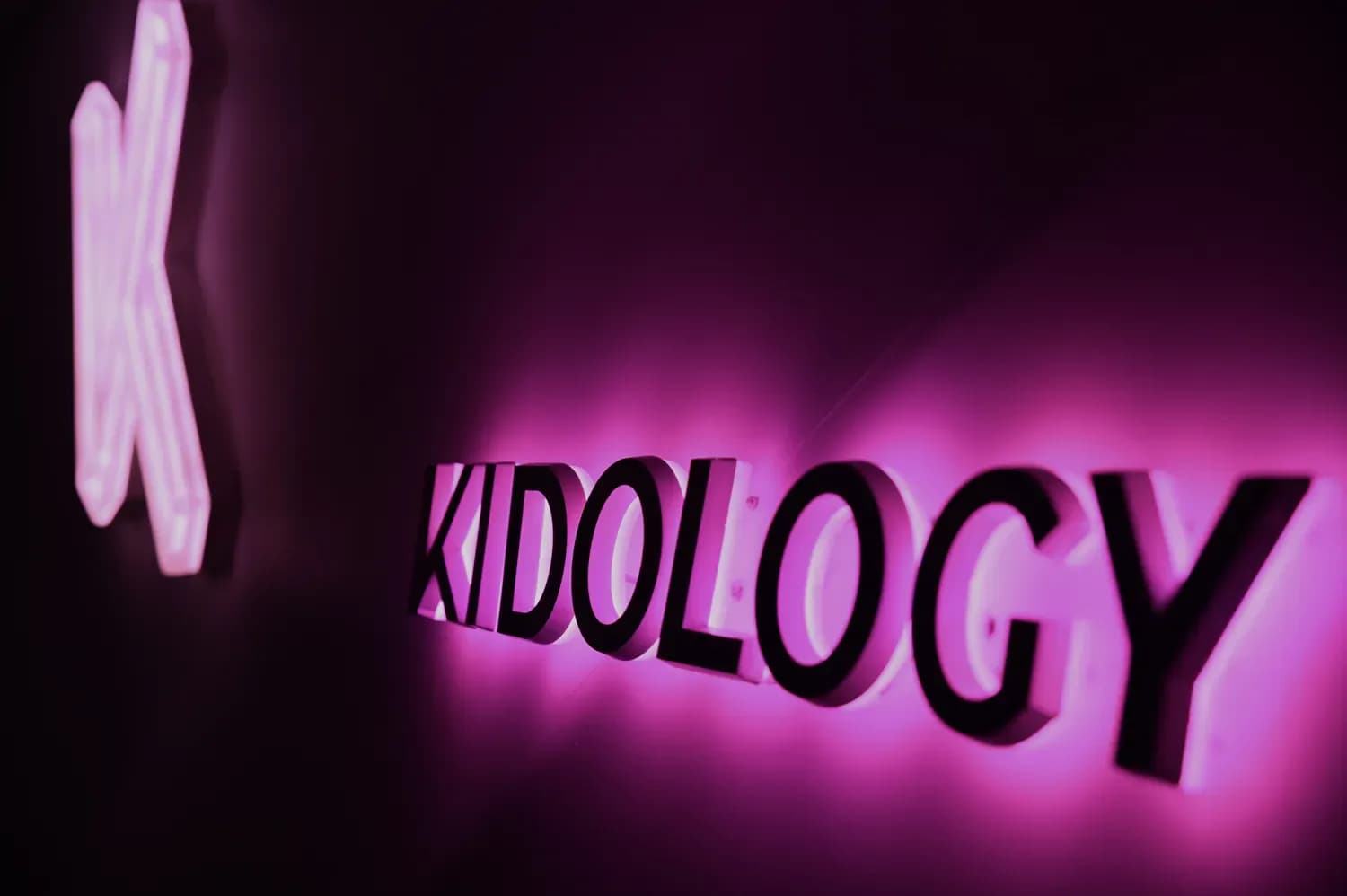 Soirée d'entreprise privatisée au Kido Comedy Club, équipes réunies dans la salle au Quartier Latin, Paris 5e