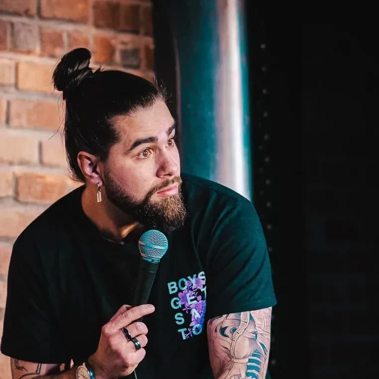 Humoriste sur la scène du Kidology Comedy Club