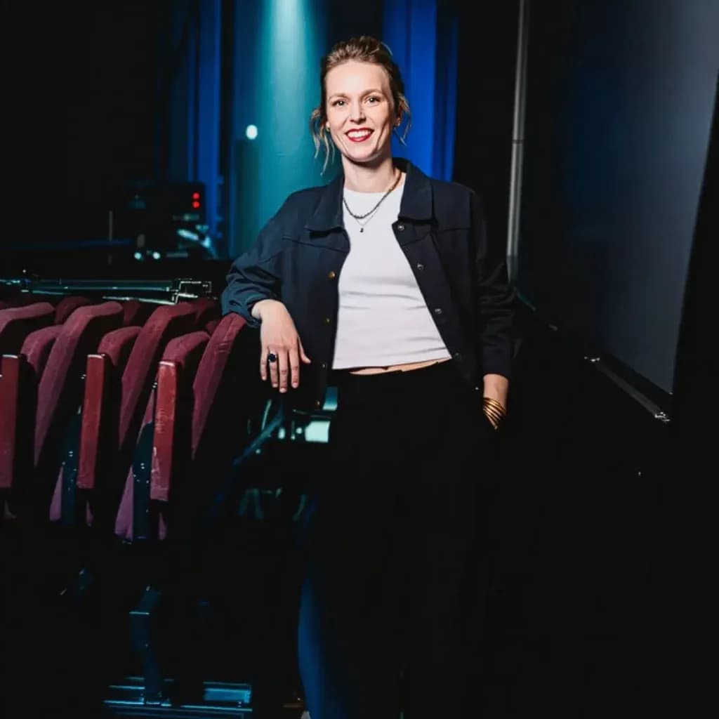Humoriste sur la scène du Kidology Comedy Club