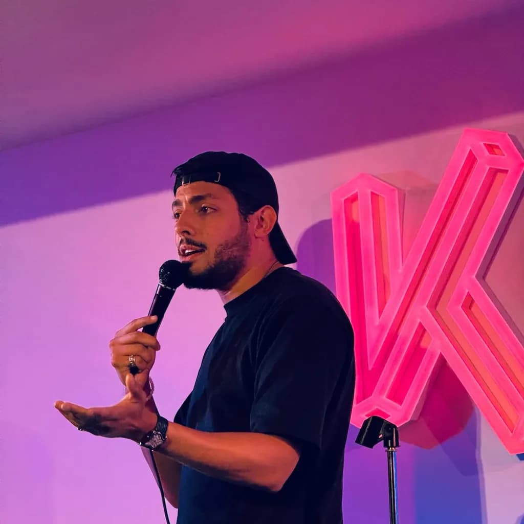 Humoriste sur la scène du Kidology Comedy Club