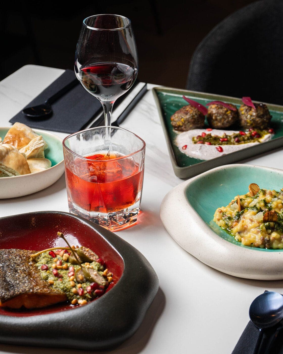 Le déjeuner au restaurant Kido : table méditerranéenne en pleine lumière, Quartier Latin