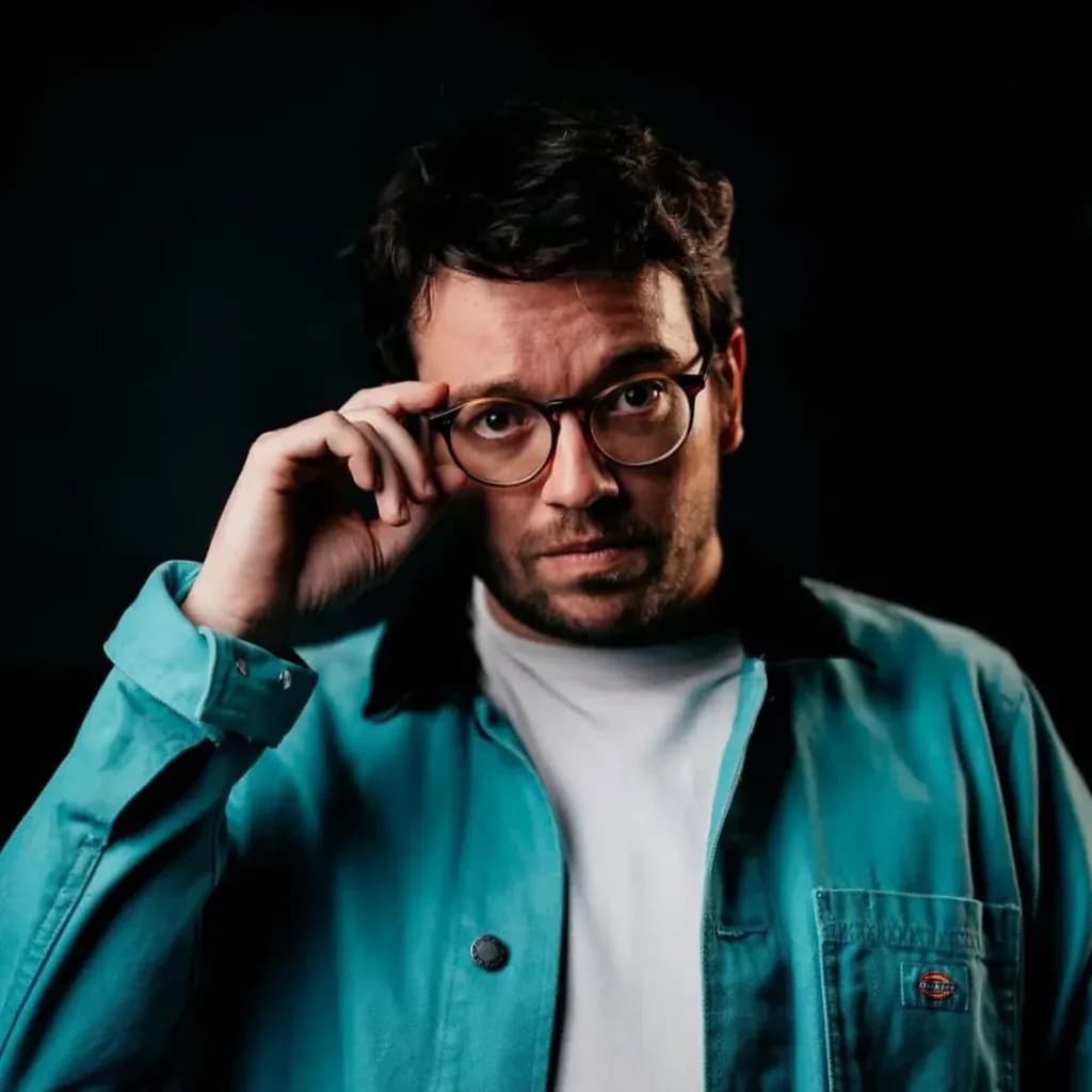 Humoriste sur la scène du Kidology Comedy Club