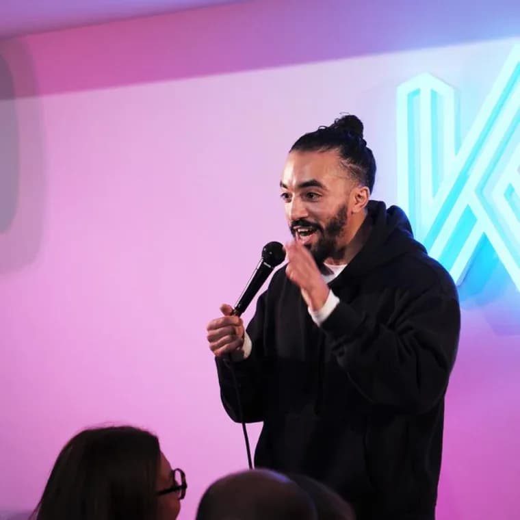 Humoriste sur la scène du Kidology Comedy Club